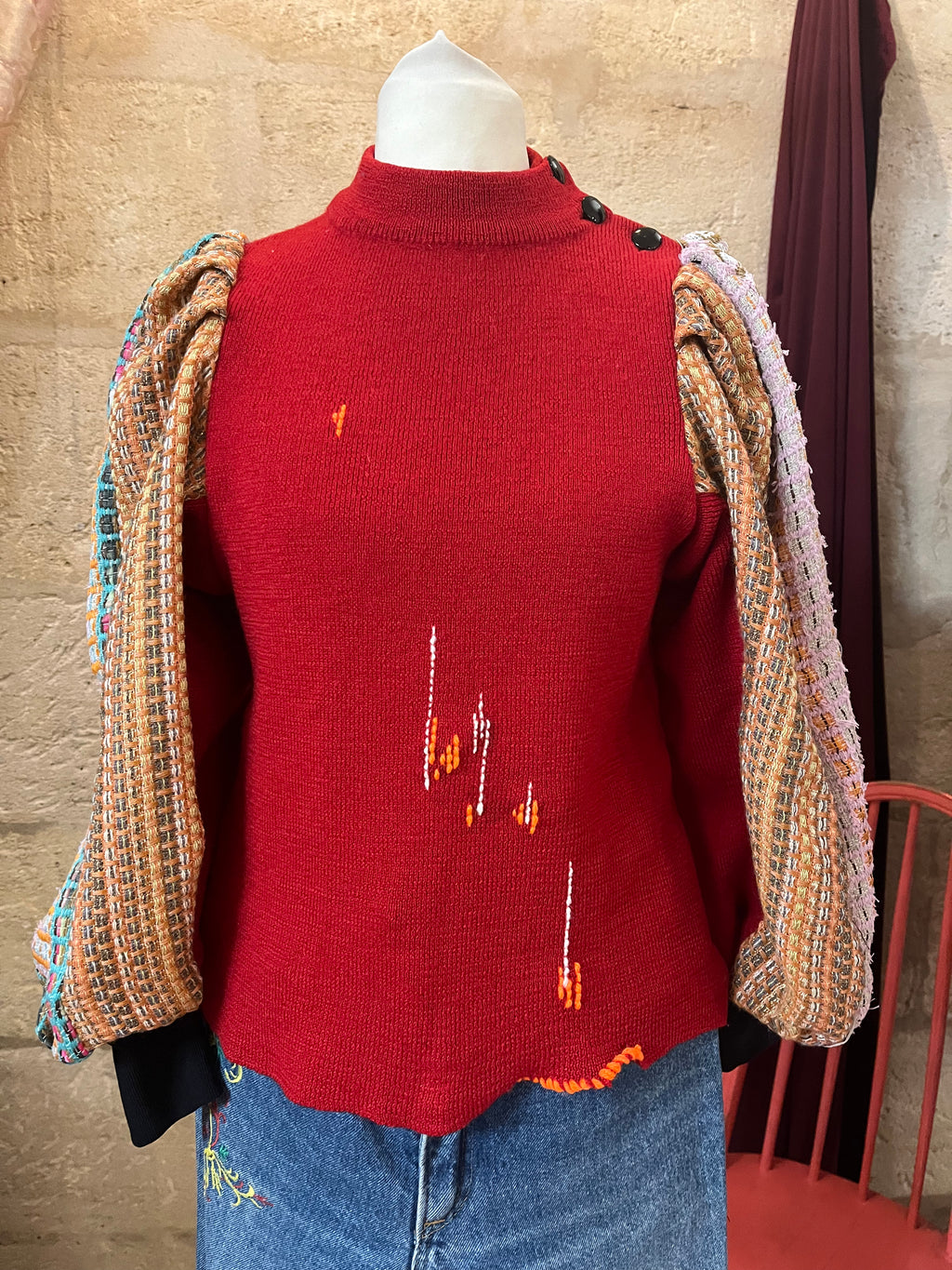PULL UPCYCLÉ "ROUGE À BRODERIE"