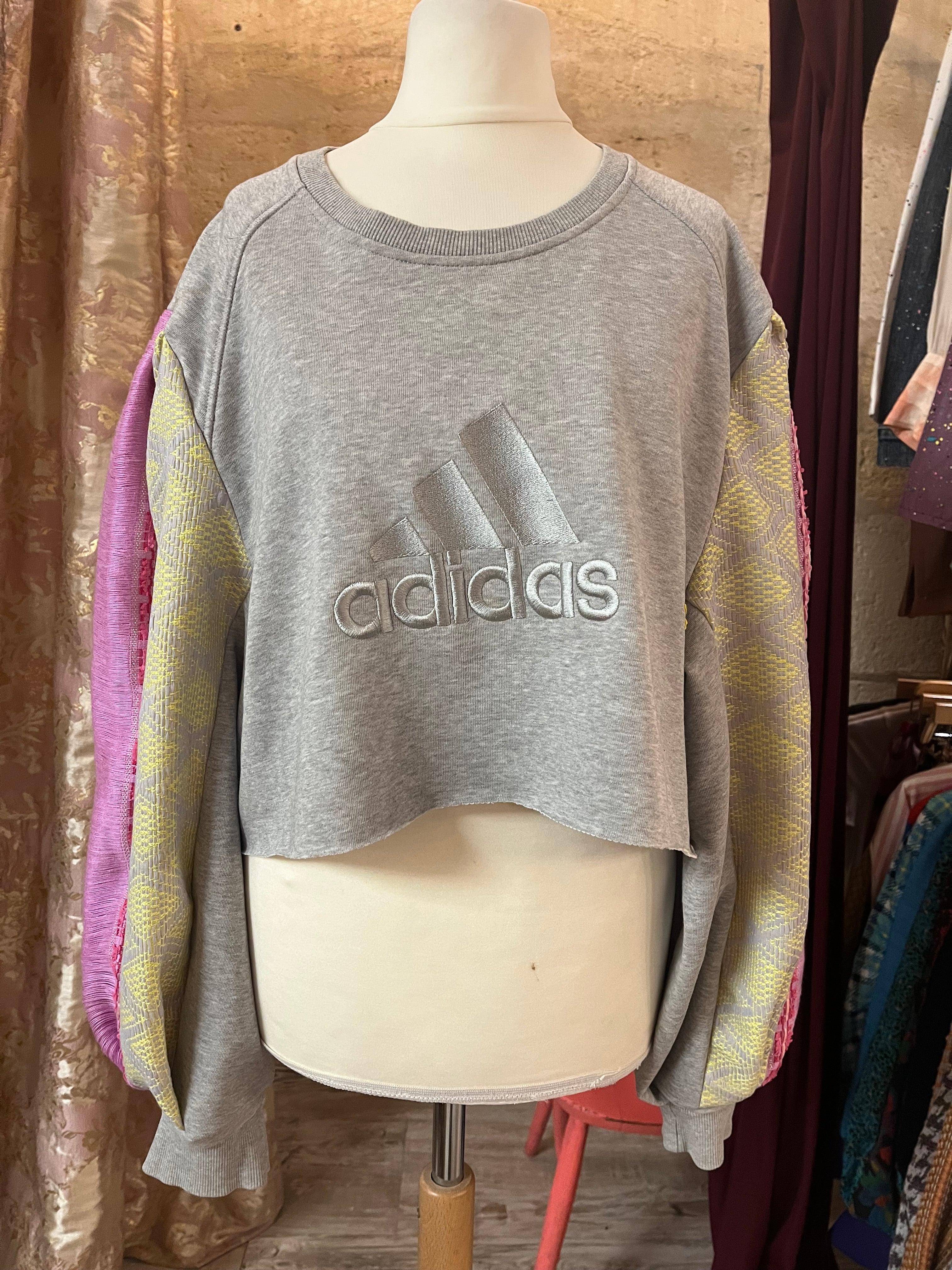 SWEAT UPCYCLÉ ADIDAS "À MANCHES JAUNE ET ROSE"