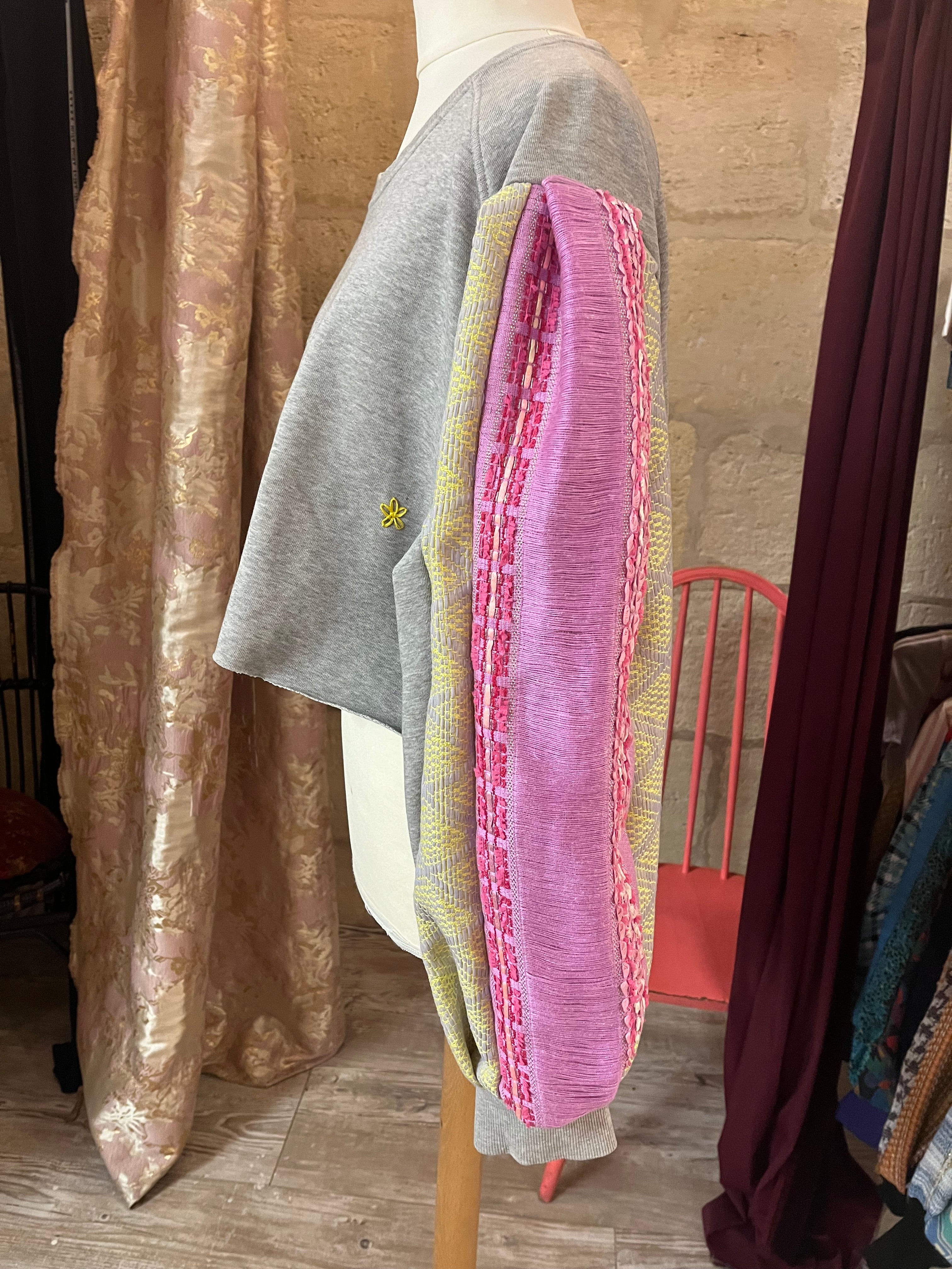 SWEAT UPCYCLÉ ADIDAS "À MANCHES JAUNE ET ROSE"
